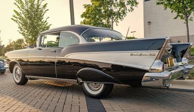 Park Ridge, Illinois, ABD - 22 Ağustos 2024 Chevrolet Bel Air 'in siyah arabası. 1957 Chevy Bel Air. Otomobil fuarında park etmiş siyah bir araba. Chevrolet Bel Air retro araba.