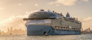 Miami, Florida, ABD - 03 Kasım 2024: Deniz seyahati ikonu. Yaz tatilinde gemi turu. Uluslararası Kraliyet Karayipleri. Gemi turu ve deniz seyahati. Miami sahil limanında gemi..