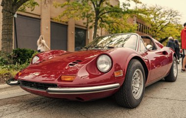 Chicago, Illinois - 29 Eylül 2024: Klasik 1974 Ferrari Dino 246 GTS kırmızı rengi. 1974 model Ferrari Dino 246 GTS sokağa park edilmiş. Ön manzara. 1974 Ferrari Dino 246 GTS Chicago 'da