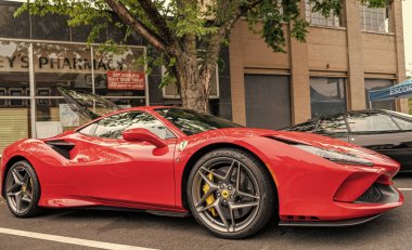 Chicago, Illinois - 29 Eylül 2024: Ferrari F8 Spider veya Haraç kırmızısı. Ferrari F8 Spider ya da Haraççı sokağa park etmiş. Köşeden bak. Lüks Ferrari F8 Örümcek ya da Chicago 'daki haraç