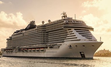 Gemi seyahati. Yaz tatilindeki görkemli gezi manzarası. Gemi turu ve deniz seyahati. Lüks yolcu gemisinde seyahat. Gemi Miami sahil limanından ayrılıyor. Miami turu.