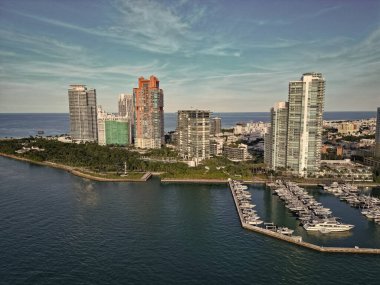 Miami güney sahili manzaralı. Yat kulübü. Marina Miami, Florida 'da. Özel rıhtım. Lüks yatı olan Güney Point Miami marinası. Yaz tatili. Lüks Güney Sahili marinası. Lüks bir yat. Florida gökdeleni.