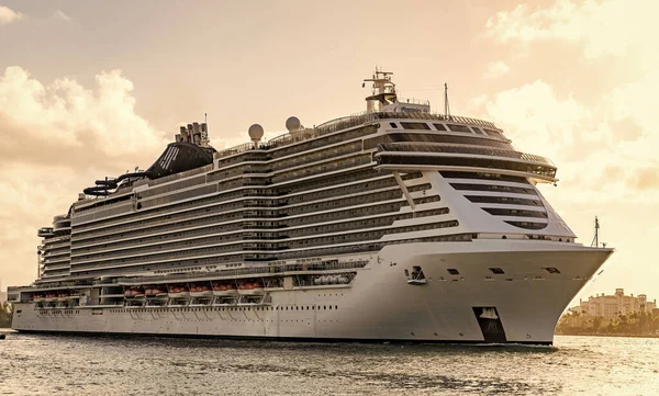 Gemi seyahati. Yaz tatilindeki görkemli gezi manzarası. Gemi turu ve deniz seyahati. Lüks yolcu gemisinde seyahat. Gemi Miami sahil limanından ayrılıyor. Miami turu.