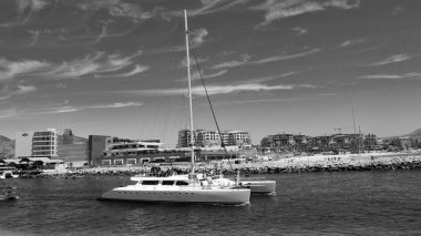 Cabo San Lucas, Meksika - 15 Mayıs 2019: koyda lüks katamaran yatı. Yaz tatili. Lüks seyahat hayatı. Yaz tatili. Denizdeki özel katamaran. Deniz yolculuğu. Katamaran denizde yelken açıyor.