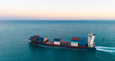 Kargo işi. Konteyner gemisi. Nakliye lojistiği. Ticari nakliye. Kargo gemisi denizde, hava manzaralı. Yük konteynırı kargo gemisine yüklendi. Konteynırlı bir hava kargo gemisi. Gemi seyrüsefer.