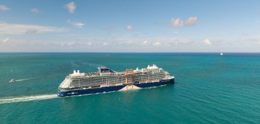 Miami, Florida, ABD - 11 Mayıs 2025: Ünlüler gemi seyahatleri. Gemi turu ve deniz seyahati. Gemi Miami limanından ayrılıyor. Yolcu gemisi yolculuğunun ötesinde bir şöhret. Yaz tatilinde gezmek.