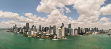 Miami 'nin gökyüzü manzarası. Brickell Miami 'nin Panorama şehri. Florida sahil şeridinin insansız hava aracı görüntüsü. Gökdelenli Miami gökdelenleri