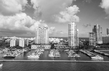 Biscayne Körfezi. Yaz tatili. Lüks Güney Sahili marinası. Miami güney sahili manzaralı. Lüks bir yat limanında. Lüks bir yaşam tarzı. Miami Biscayne Körfezi Florida manzarası. Sahil marinası..