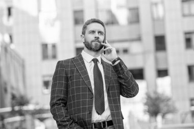 Sosyal ağ. Ofis binasında telefonu olan İspanyol bir iş adamı. Telefon kullanan bir iş adamı. Şehirdeki yönetmen telefon görüşmesi. İş adamı telefonda konuşuyor. İş adamı ön ofiste..