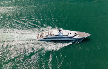 Tekne ve yat gezisi. Lüks bir yaşam tarzı. Marina yat kulübü. Yat lüks deniz manzarası. Yaz tatili. Yaz motorlu tekne turu. Lüks motorlu tekne yatı. Yat marinaya gidiyor. Deniz yolculuğu.