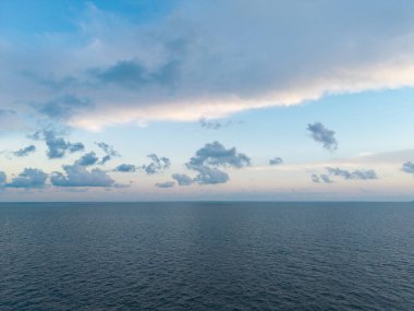 Günbatımı denizi ve deniz manzarası. Deniz ufku manzarası. Yaz tatilinde bulutlu gökyüzü ve deniz manzarası. Gökyüzü deniz ufku. Deniz doğası ile sakin bir ufuk. Deniz manzarasında romantik bir yaz tatili. Ufuk gün doğumunda.