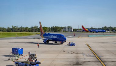 Miami, Florida, ABD - 06 Ağustos 2025: Boeing 737 MAX. Havayolu için uçak terminali. Southwest Havaalanı 'ndan kalkan uçak. Havaalanı terminali. Kalkış ve havaalanına varış. Güneybatı Havayolları.