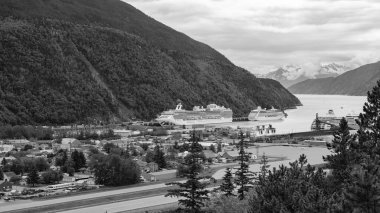 Skagway, Alaska, ABD - 23 Temmuz 2019: Küçük kırsal kasaba manzarası. Dağ manzaralı kırsal bir yer. Alaska küçük bir kasaba ve yolcu gemisi. Dağlı kırsal bölge.