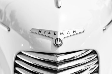 Chicago, Illinois, ABD - 08 Eylül 2024: Hillman Minx üstü açılabilir araç, ön görüş. Retro sarı araba. Retro Hillman Minx arabası. Chicago 'dan Hillman Minx