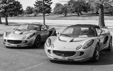 Chicago, Illinois, ABD - 08 Eylül 2024: 2005 Lotus Elise spor arabası, ön görüş. Turuncu ve gri üstü açık spor araba. Modern Lotus Elise arabası. Lotus Elise Chicago 'da