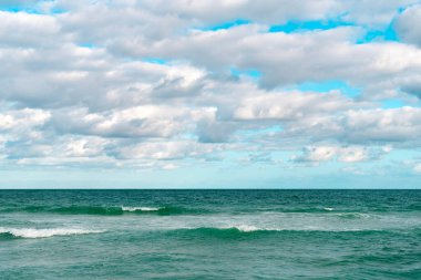 Denizde sakin bir ufuk. Romantik yaz tatili deniz manzarası. Deniz manzarası cenneti. Okyanus sahilinde gün doğumu. Yaz tatilinde gün batımı deniz manzarası. Deniz bulutlu gökyüzü ile ufuk çizgisi. Fırtınalı deniz.