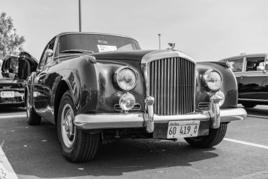 Chicago, Illinois, ABD - 08 Eylül 2024: Bentley S2 Continental retro araç, köşe görüş. Retro araba. Klasik Bentley S2 Continental araba. Chicago 'da Bentley S2 Continental