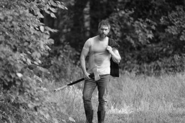 Ağaç kesen baltalı adam. Elinde balta olan beyaz bir adam. Ormanda baltayla oduncu. Keresteci gömlekli ve baltası ağır. Güçlü adam ormanda çalışır. Oduncu adam. Oduncu baltayı taşıyor..