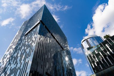 Mimari ofis binası. Perspektif gökdeleni. Minimalist cam mimarisi. İş gökdeleni binası. Mimari inşaat sektörü. Cam gökdelen. Şehir mimarisi..