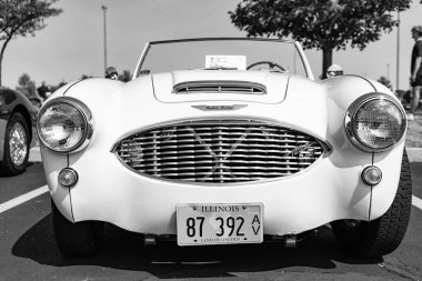 Chicago, Illinois, ABD - 08 Eylül 2024, 1960 Austin Healey 3000 iki koltuklu üstü açılabilir eski araba, ön manzara. Retro araba. Retro Austin Healey 1960 Austin Healey 3000. Chicago 'dan Austin Healey