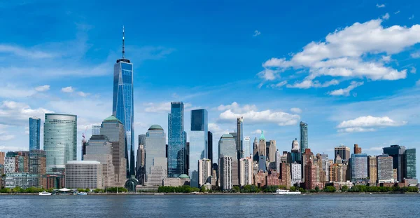 New York, New York Birleşik Devletleri. Manhattan 'ın ortasındaki New York şehrinin ufuk çizgisi. ABD, New York, New York, Manhattan. Amerikan finans başkenti. Aşağı Manhattan silueti. New Jersey 'den New York. Manhattan şehir merkezi..