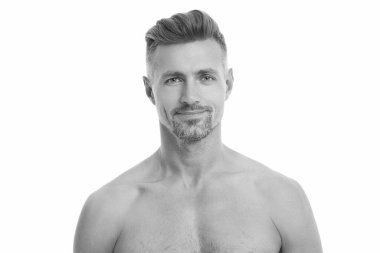 Cilt bakımı ve tıraş. Beyaz üzerinde izole edilmiş insan yüzü portresi. Pürüzsüz bir cilde sahip olmak. Erkek derisi ve güzellik. Olgun adamın cildi pürüzsüzdür. Duştan sonra gülümseyen ve tıraş olan adam..