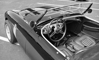 Chicago, Illinois, ABD - 08 Eylül, 2024: 1962 Austin Healey 100-4 BN-12 koltuklu üstü açılabilir araba, köşe manzaralı. Retro araba. Retro Austin Healey 100 BN1 arabası. Chicago 'dan Austin Healey