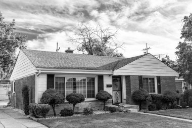 Banliyöde özel konutları var. Banliyö mahallesi. Özel aile mimarisi. Evin dış tarafı. Banliyö bölgesinde özel bir ev. Banliyö ev mimarisi. Özel mülkiyet.