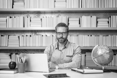 Bilgi güçtür. Öğretmenler günü. Sınıfta üniversite öğretmeni. Online özel ders. Okulda çevrimiçi sınıf. Okul sınıfında online eğitim. Öğretmenim sınıfta. çevrimiçi eğitim.