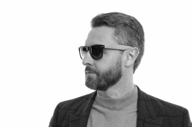 İspanyol manken. Beyaz giysili şık erkek kıyafetleri. İş ceketli ve güneş gözlüklü bir adam. Olgun adam erkek giyim tarzı giyinir. Şık ve modaya uygun. Sivri dilli adam..