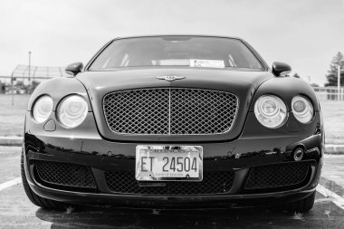 Chicago, Illinois, ABD - 08 Eylül 2024: 2006 Bentley Continental GT aracı, köşe görüş. Siyah Bentley Continental GT arabası. Chicago 'da Bentley Continental GT