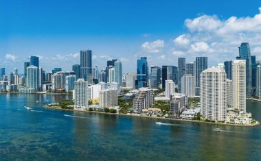 Brickell gökdelenlerinin hava görüntüsü. Miami şehir merkezinin modern manzarası. Kıyı şeridinin üstündeki Panoramik Miamis silueti. Miami 'deki Brickell Key hava görüntüsü. Miami 'nin manzarası. Miami Plajı ve Brickell