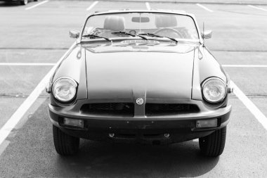Chicago, Illinois, ABD - 08 Eylül 2024: MG MGB spor araba üstü açılabilir, ön görüş. Retro yeşil spor araba. Üstü açık MG MGB arabası. Chicago 'da MG MGB