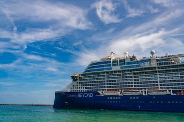 Miami, Florida, ABD - 27 Temmuz 2025 Yaz Tatili Gezisi. Ünlüler gemi seyahati. Gemi turu. Deniz yoluyla seyahat et. Gemi limandan ayrılıyor. Ünlü Gezgin Gemisinin Ötesinde.