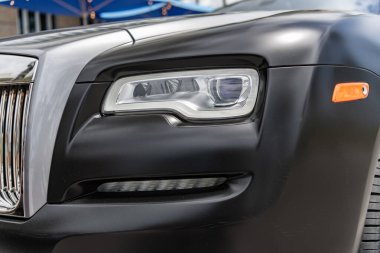 Miami, Florida, ABD - 13 Temmuz 2025: araba Rolls Royce Wraith dışarı park etti. Gri siyah araba, köşe manzaralı. 2016 Rolls Royce Wraith lüks coupe arabası. Lüks araba Rolls Royce Wraith.