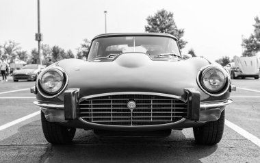 Chicago, Illinois, ABD - 08 Eylül 2024: Jaguar E Tipi 1974 üstü açık spor araba, ön görüş. Retro spor araba. Üstü açılır Jaguar E tipi araba. Chicago 'da Jaguar E Tipi