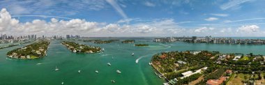 Miami ufuk çizgisinin panoramik görüntüsü. Miami 'nin panoramik şehir manzarası ve kıyı gökdelenleri. Yukarıdan Miami Sahili 'nin panoramik manzarası