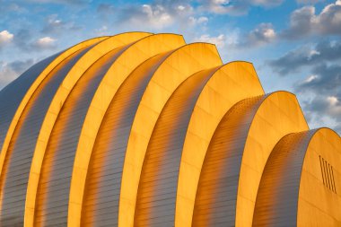 Günbatımına karşı modern mimari. Mimari geometrik detay. Dış görünüş ve modern şekil. Geometrik bina tasarımı. Modern mimari. Geometrik şekil.