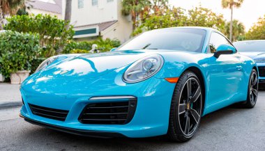 Miami, Florida, ABD - 16 Şubat 2025: mavi araba, köşe manzaralı. 2017 Porsche 911 Carrera S spor arabası. Lüks araba Porsche 911 Carrera S. Araba Porsche 911 Carrera S dışarıda park halinde..