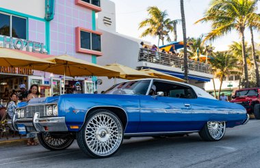 Miami, Florida, ABD - 07 Nisan 2025: Chevrolet Impala 'nın eski arabası yolda, köşe manzaralı. Chevrolet Impala 1958 model eski bir araba. Lüks Chevrolet Impala. Klasik araç.