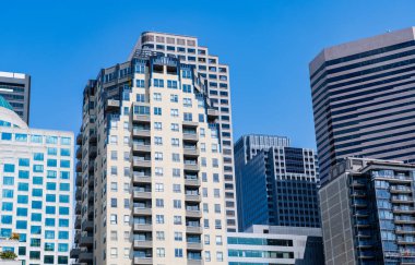 Şehir manzaralı bir şehir. Gökdelen şehir manzarası. Şehir merkezindeki modern şehir. İş şehri. İş bölgesindeki gökdelen binasının manzarası. Gökdelenin şehir mimarisi. Kentsel gökdelenler.