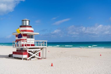 Miami sahilindeki cankurtaran kulesi. Iconic Art Deco cankurtaran istasyonu yaz gökyüzü altında. Florida 'daki South Beach sahil şeridi manzaralı. Renkli cankurtaran kulesi, Miami turizminin sembolü.