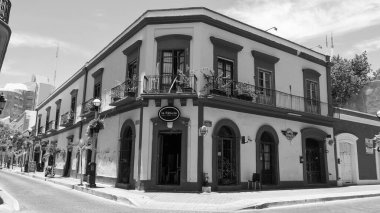 Mazatlan, Meksika - 14 Mayıs 2019: Eski şehrin tarihi mimari binası. Seyahat güzergahı. Turistik seyahat yeri. Renkli binaları olan tarihi bir cadde. Turistik sokak renkli mimarisi.