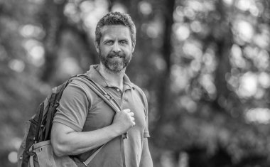 Yaz kampı aktivitesi. Yaz kampı. Kamp macerası. Yürüyüş yaşam tarzı. Kamp alanındaki adam. Piknik zamanı afişi. Ormanda çadırlı piknik yapan bir adam. Yaz günü yürüyüş yapan adam..