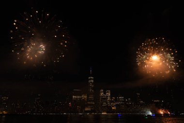 New York Manhattan havai fişekleri arifesinde. Manhattan 'da havai fişekler. New York 4 Temmuz Havai fişekleri. Flashing Fireworks ile New York City Skyline Manhattan. Bağımsızlık Günü
