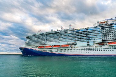 Miami, Florida, ABD - 23 Aralık 2024: Karnaval yolcu gemisi yolculuğu. Yaz tatilinde gemi turu. Karnaval yolcu gemisi. Gemi turu ve deniz seyahati. Gemi Miami sahil limanından ayrılıyor..