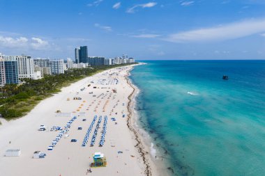 Miamis kumsalının insansız hava görüntüsü. Miami kıyı şeridi. Miami Sahili 'nin ve okyanus dalgalarının geniş bir drone görüntüsü. Miami sahili yukarıdan çekildi. Okyanusa bakan Miami İHA ile tatil beldeleri