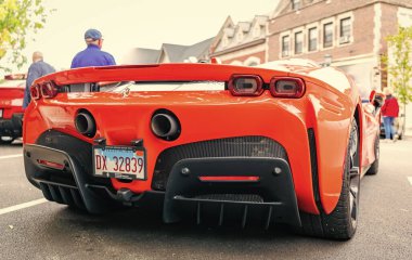 Chicago, Illinois - 29 Eylül 2024 Ferrari sf90 stradale sarı renk. Ferrari SF90 Stradale sokağa park etmiş. Arkadan bak. Lüks Ferrari sf90 Stradale Chicago 'da