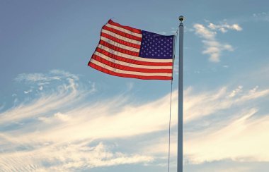 Anma Günü için Amerikan Bayrağı ya da 4 Temmuz. Rüzgarda dalgalanan Amerikan bayrağı. ABD bayrağı. Mavi gökyüzünde Birleşik Devletler bayrağı sallıyor. Bağımsızlık Günü. Vatanseverlik sembolü.