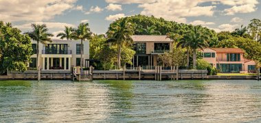 Yaz tatili. Lüks yerleşim alanı olan bir manzara. Sahil kıyısında bir apartman dairesi. Rıhtım manzaralı bir ev. Yaz tatili. Lüks liman otel binası. Lüks kulübe..